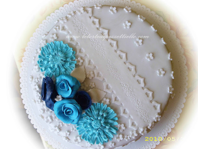 [PDZ] Torta bianca e azzurra rose e gerbere