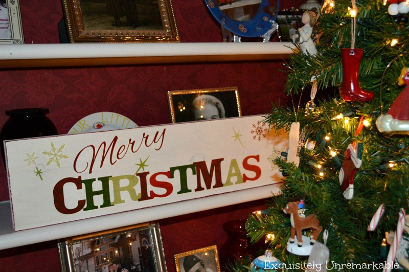 Make a Christmas sign with a sticker
