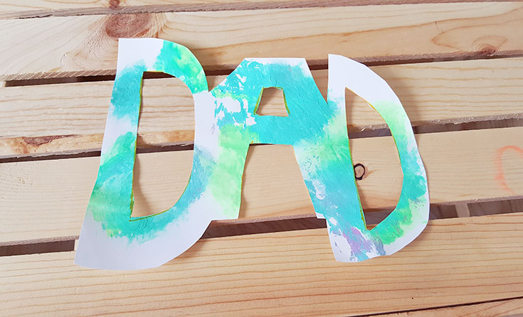 Make a simple MESS FREE finger painting craft to give Dad! It's something he can cherish and it's SO simple to do! Get the details...
