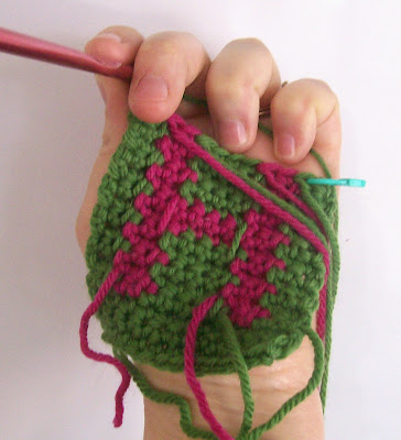 How to crochet pictures or letters, Intarsia crochet tutorial by April Garwood of Banana Moon Studio How to crochet pictures or letters, Intarsia crochet tutorial by April Garwood of Banana Moon Studio