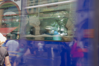 Basilea riflessa nei finestrini degli autobus
