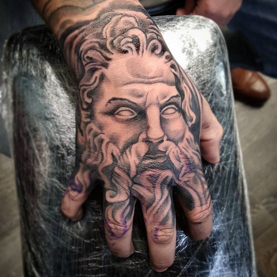 Tatuagem Masculina na Mão