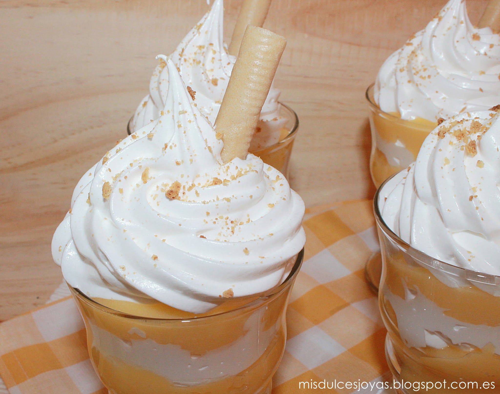 Vasitos de crema de limón y merengue, al estilo Lemon Pie Reto