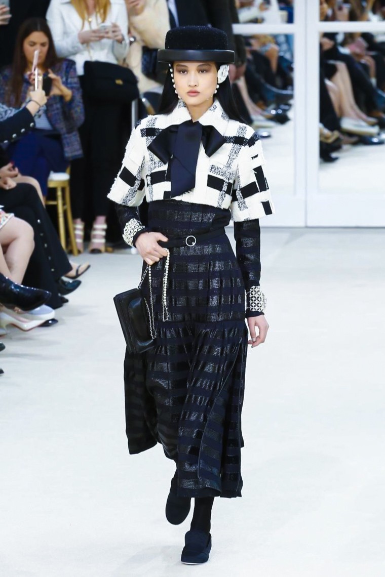 Chanel Fall/Winter 2016-2017 RTW PFW chanel-fall-winter-2016-2017-collection-paris-fashion-week, chanel-fall-winter-2016-2017, chanel-fall-winter-2016, chanel-fall-winter-2017, chanel-fall-winter, chanel-fall, chanel-fall-2016-2017, chanel-fall-2016, chanel-fall-2017, kendall-jenner-chanel, paris-fashion-week-2016, du-dessin-aux-podiums, dudessinauxpodiums