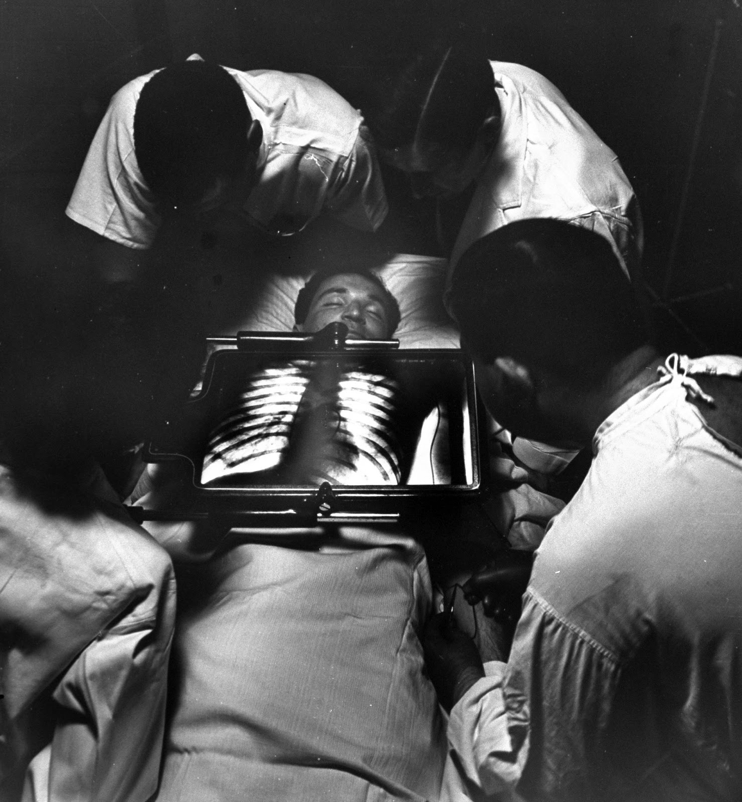 15 Incredible Vintage Photos of People Getting XRays Over the Decades Vintage Everyday