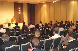 講演会講師・三遊亭楽春の笑いは健康の良薬講演会の風景。 講演会講師・三遊亭楽春の笑いは健康の良薬講演会の風景。