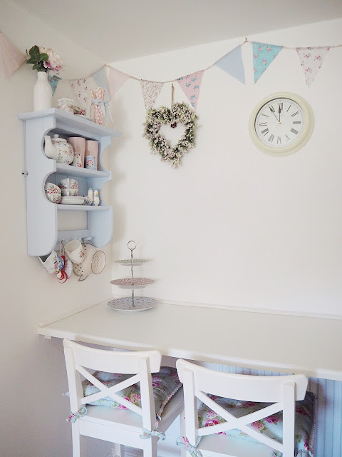 How to make beautiful vintage-style bunting quickly and easily, with absolutely no sewing involved at all! A really easy craft idea or project for your home.