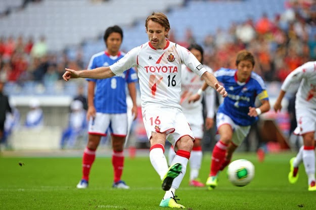 Novo' Marinos vence com gol de falta de Nakamura; Urawa vira líder