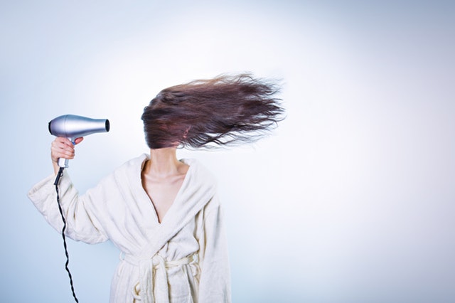 Bahaya Tidur dengan Rambut Basah, Bisa Sebabkan 7 Masalah Kesehatan Ini!