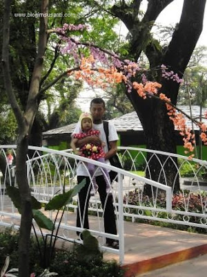 Pohon dan bunga cantik dari plastik yang banyak dipasang di beberapa titik di Kebun Binatang Surabaya