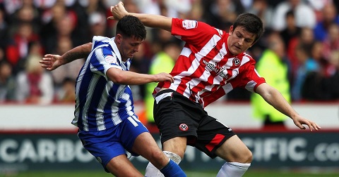 Harry Maguire (phải) khi còn thi đấu cho Sheffield