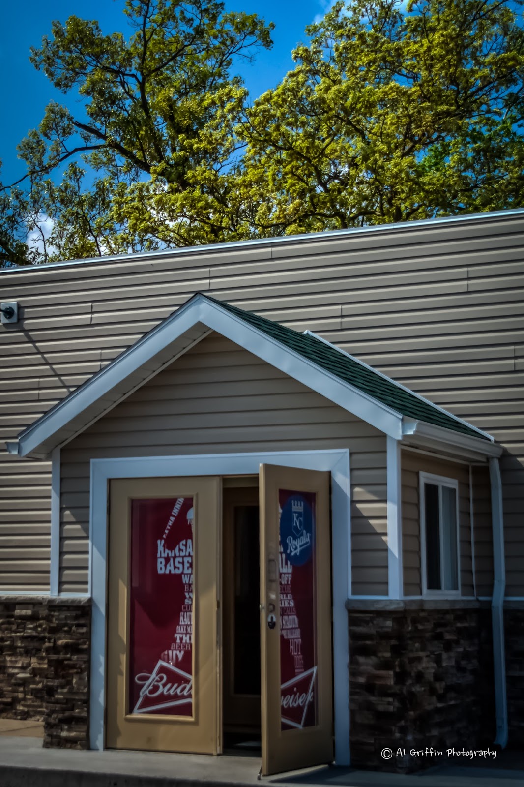 Our Eyes Upon Missouri Lucky’s Bar, Lake Ozark on the Bagnell Dam Strip