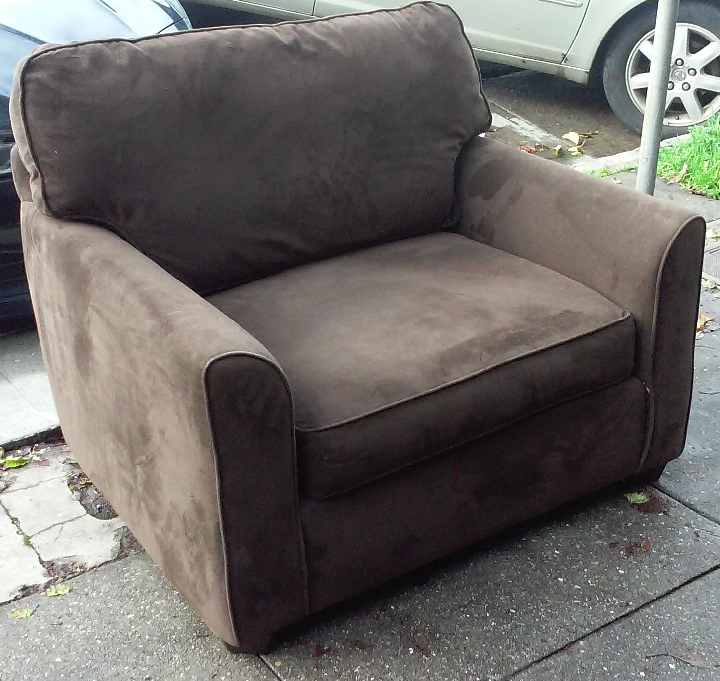 UHURU FURNITURE & COLLECTIBLES SOLD Style Line Chair & A Half 60