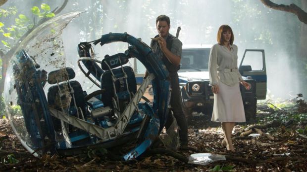 Owen Grady (Chris Pratt) et Claire Dearing (Bryce Dallas Howard) dans Jurassic World 2 : Fallen Kingdom Owen Grady (Chris Pratt) et Claire Dearing (Bryce Dallas Howard) dans Jurassic World 2 : Fallen Kingdom