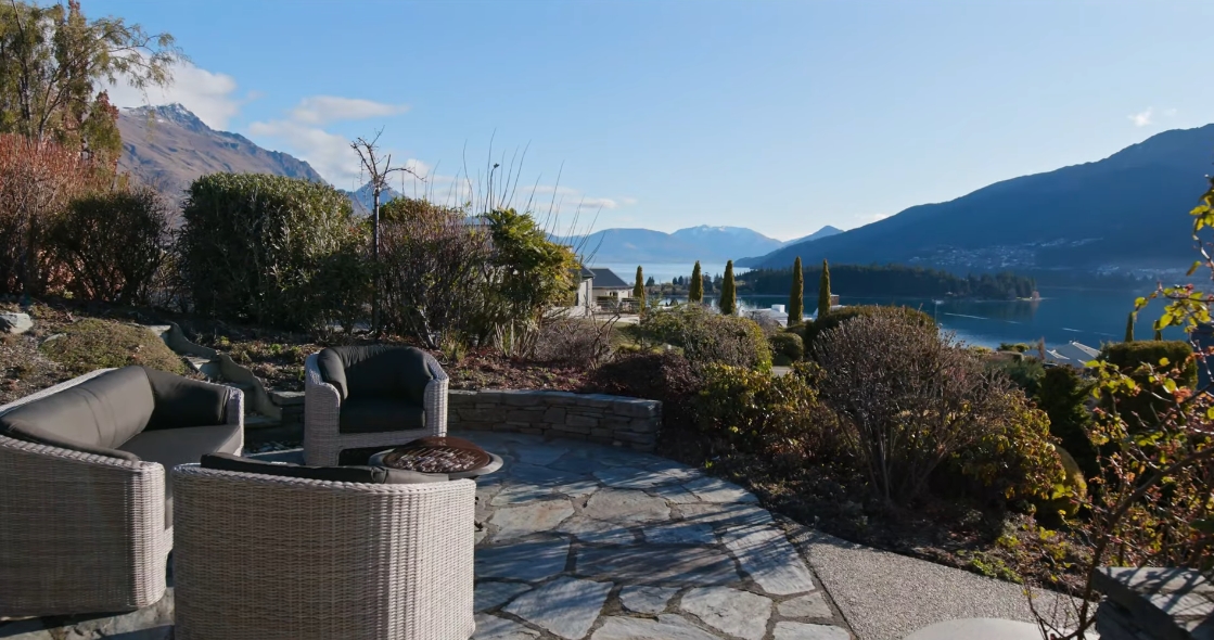 18 Interior Design Photos vs. 5 Milward Place, Kelvin Heights, Queenstown Luxury Home Tour