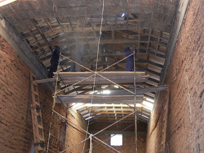 Einbau der Gipsdecke in der Pfarrkirche Esmoraca im Dezember 2012