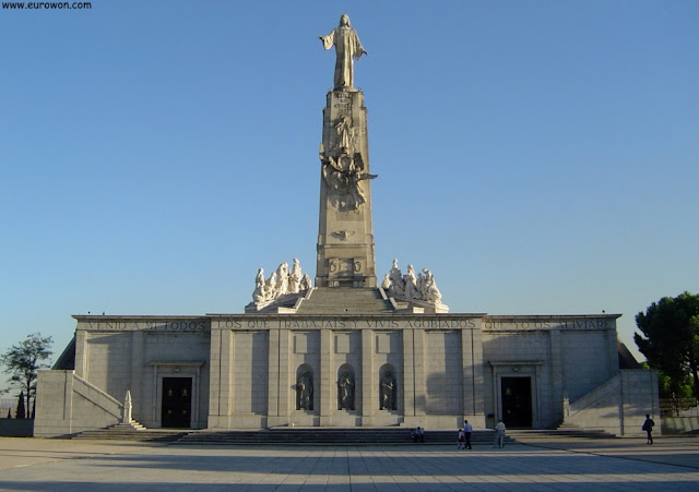Monumento al Sagrado Corazón de Jesús y cripta