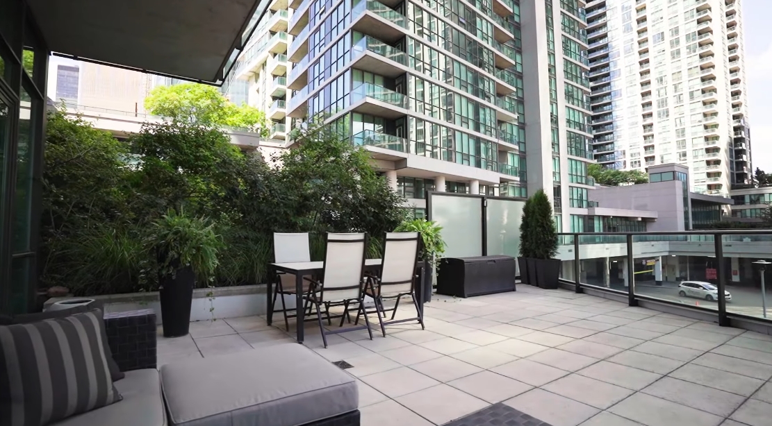 Tour 33 Bay St #211, Toronto, ON vs. 15 Interior Design Photos