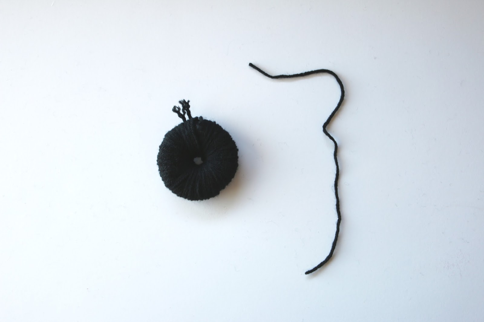 Transform Your Yarn Scraps How To Make Pom Poms Out Of Yarn Get Creative - 1k30ys2