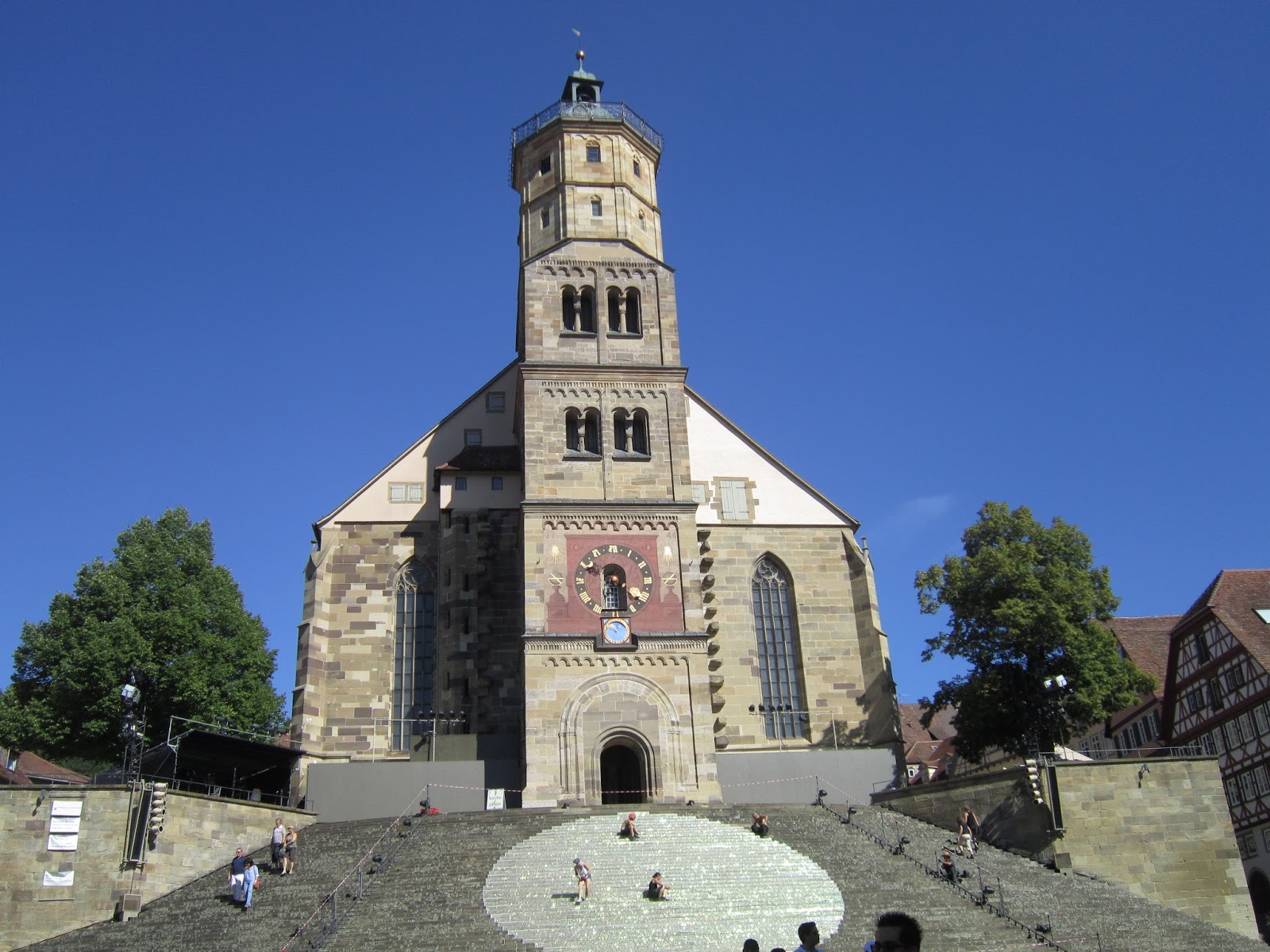 Iglesia de Saint Michael en Schwäbisch Hall Iglesia de Saint Michael en Schwäbisch Hall con una compañía de teatro preparando el escenario para una obra