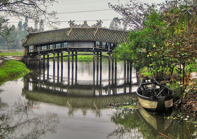 Thanh Toan tile-roofed bridge