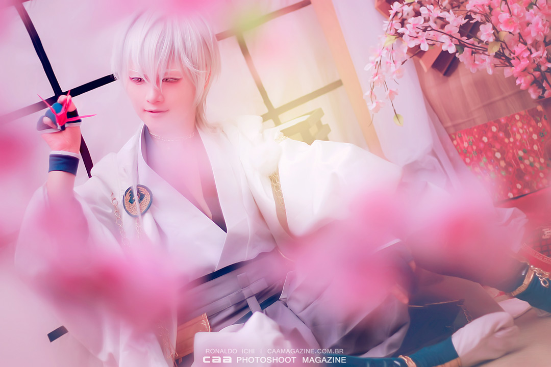 cosplayer Bannie Lin and your Tsurumaru Kuninaga cosplay costume from TOUKEN RANBU developed by Nitroplus and DMM Games . Photography by CAA/ Ronaldo Ichi.