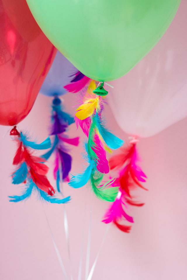 These feather decorated balloons are so gorgeous - and so easy to make! These feather decorated balloons are so gorgeous - and so easy to make!
