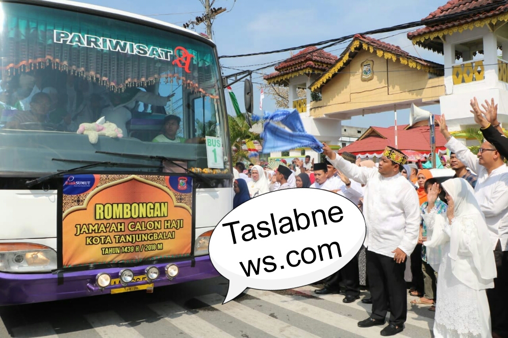 Walikota Tanjungbalai H M Syahrial saat  melepas keberangkatan calhaj menuju Asrama Haji Medan dari depan Rumah Dinas Walikota Tanjungbalai, Sabtu (28/7).  Walikota Tanjungbalai H M Syahrial saat  melepas keberangkatan calhaj menuju Asrama Haji Medan dari depan Rumah Dinas Walikota Tanjungbalai, Sabtu (28/7).