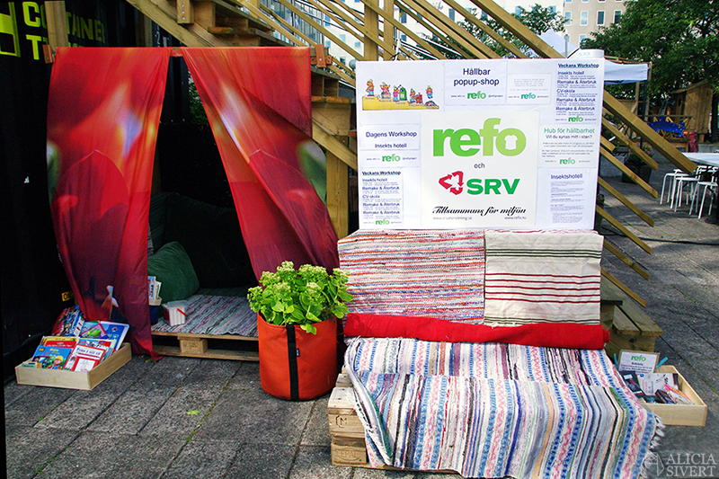 Refo på Hötorgsterrasen. Lokalt, handgjort, återbrukat, unikt. Foto av Alicia Sivertsson. refo hötorgsterrassen stockholm stockholms kulturfestival återbruk redesign remake diy skapa skapande kreativitet present presenter miljösmart hållbart hållbara miljösmarta eko smycken hantverk handkraft miljö integration lokalt handgjort handgjord unik unika återbrukade produkter