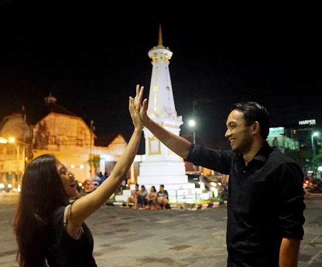 tos di tugu jogja foto cewek dan cowok pacaran di tugu jogja