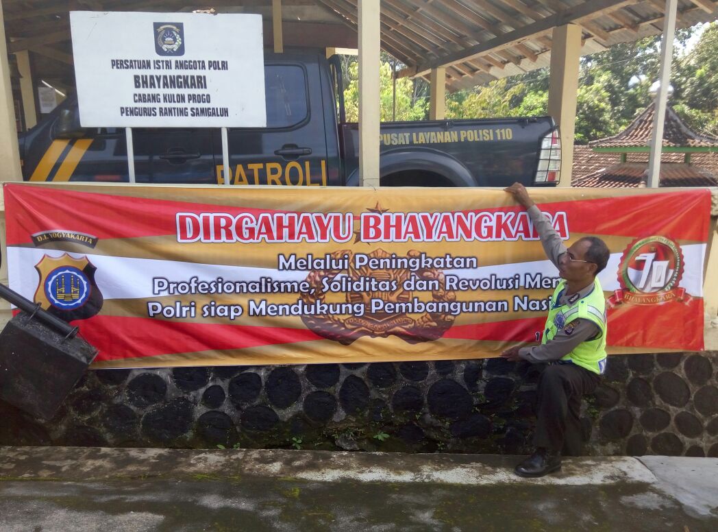 Polsek Jajaran Pasang Spanduk HUT Polri Ke 70 Polsek Jajaran Pasang Spanduk HUT Polri Ke 70