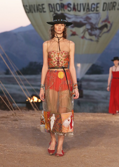 https://4.bp.blogspot.com/-8qb84ep4w00/WlOetzgl-LI/AAAAAAADZzI/glsFC_ofJUQDPndxjkLJC6xIbECxZrfXACLcBGAs/s1600/Dior_Cruise_2018_Look80.jpg