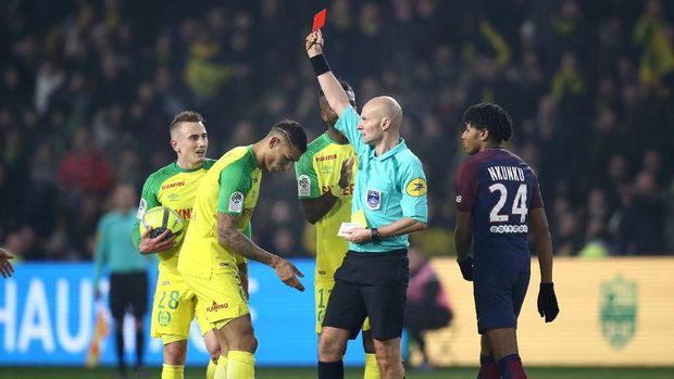 Ditekel Wasit, Pemain Ini Malah Dapat Kartu Merah Kejadian menarik mewarnai jalannya pertandingan antara Paris Saint Germain Ditekel Wasit, Pemain Ini Malah Dapat Kartu Merah