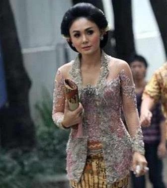 Model Kebaya Brokat Tile Modifikasi Paling Modis