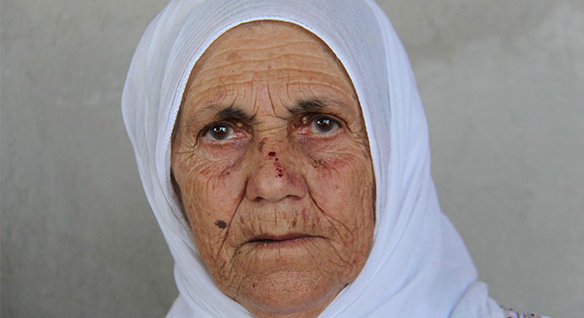 Diyarbakır Kulp'ta yaşlı kadını darp ettiler oğlunu kaçırdılar Diyarbakır Kulp'ta yaşlı kadını darp ettiler oğlunu kaçırdılar