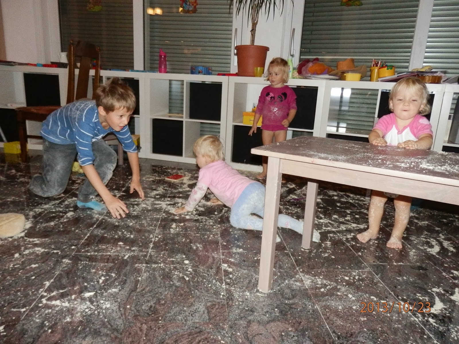 DayCareMummy: "Cloud Dough" oder Wie kann man im Wohnzimmer
