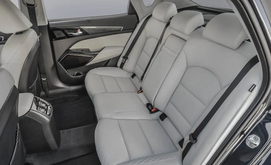 Hàng ghế thứ hai cực rộng và có thể sánh ngang các dòng S Class của Mercedes Benz và LS của Lexus