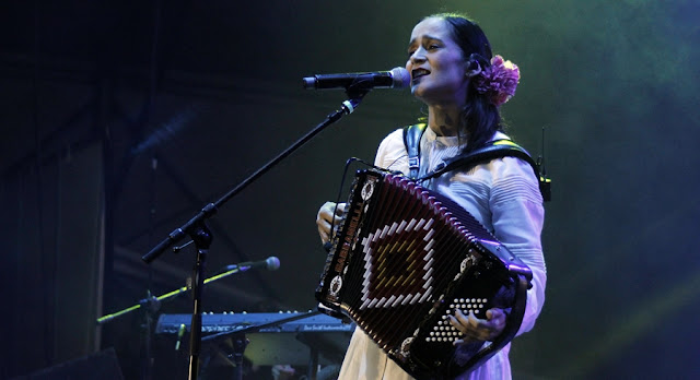 Julieta Venegas consiente al público de la Feria de Puebla 2017
