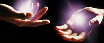 ambas manos boca arriba saliendo del centro de la palma de las manos una luz color violeta