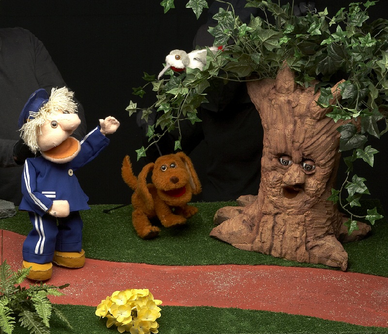 TITELLES LES GRANOTES: ÉS UN ARBRE AMIC