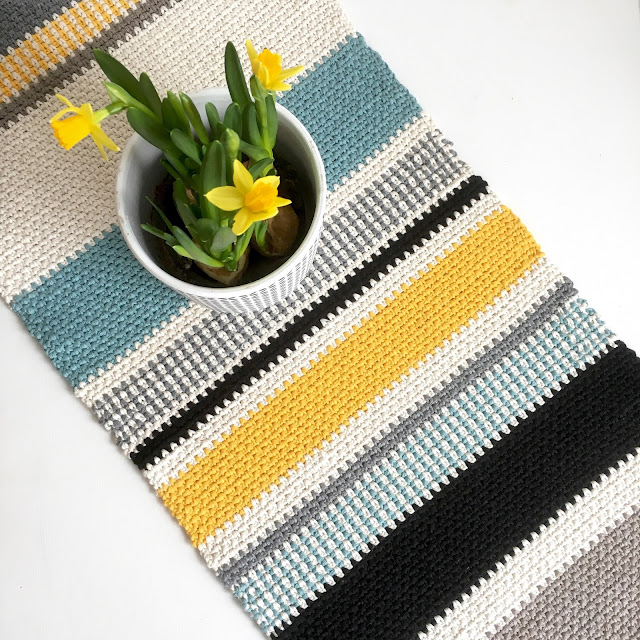 Moss stitch table runner by In the Yarn Garden