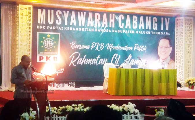 Bupati Apresiasi Muscab IV DPC PKB Malra Langgur, Malukupost.com - mengusung tema Bersama PKB Membumikan Politik Rahmatan Lil Alamin, Musyawarah Cabang (Muscab) IV Dewan Pimpinan Cabang (DPC) Partai Kebangkitan Bangsa (PKB) Kabupaten Maluku Tenggara (Malra) digelar di Langgur, Sabtu (10/12). Bupati Malra, Anderias Rentanubun, dalam sambutannya mengatakan, kegiatan Muscab PKB tidak lain adalah sarana untuk menyampaikan laporan pertanggung jawaban kepengurusan lama, penyusunan program organisasi untuk 5 tahun kedepan dan pemilihan pengurus yang baru. “Peserta Muscab dapat merenungkan dan mengevaluasi dengan kesungguhan tentang konsolidasi ideologi politik organisasi dan program-program nyata untuk kepentingan masyarakat,” ujarnta. Dijelaskan Rentanubun, jati diri PKB dalam Raker DPP dan DPW, bahwa Partai Kebangkitan Bangsa yang dideklarasikan pada tanggal 23 Juli 1998 sebagai partai terbuka yang dilahirkan oleh para ulama, bertekad untuk menerapkan nilai-nilai Islam Al Sunnah Wal Jamaah secara toleran, implisit dan moderat dalam format Negara Kesatuan Republik Indonesia. “Dalam konteks tersebut tentu memerlukan dukungan dan kerja keras, kerja ikhlas dan tuntas dari segenap potensi partai, sehingga kedepan PKB sebagai partai yang akan mampu mengemban amanah rakyat serta mendapat dukungan dan simpati dari rakyat,” ungkapnya. Menurut Rentanubun, dalam pelaksanaan Muscab ini hendaknya tetap mengedepankan persatuan dan kesatuan, hindari ketidakharmonisan antar kader, yang terpilih agar tetap mengakomodir yang belum berhasil, dan yang belum berhasil harus secara satria memberikan dukungan kepada yang mendapat kepercayaan. “Jika kondisi ini dapat terbangun, maka program-program yang telah diamanatkan oleh partai PKB akan dapat terlaksana dengan baik, dan secara otomatis PKB akan mampu menyelesaikan tugas-tugas organisasi secara cepat dan tepat sasaran,” tandasnya. Rentanubun katakan, sebagai pembina partai politik, dirinya mengingatkan agar PKB sebagai partai politik tetap bertumbuh pada nilai jati diri dan konsensus-konsensus dasar yang telah diletakkan oleh para pendiri Republik Indonesia dan para pendahulu kita, yang kita kenal ada 4 konsensus dasar (4 pilar kebangsaan) yaitu Pancasila, UUD 1945, Negara Kesatuan Republik Indonesia dan Bhinneka Tunggal Ika. “Dalam rangka pematangan kehidupan demokrasi di negeri ini marilah kita bangun kehidupan demokrasi yang baik. Roh dari demokrasi adalah kebebasan, tetapi kebebasan itu tetap dijaga dalam koridornya, demi kokohnya persatuan dan kesatuan di negeri ini,” tegasnya.