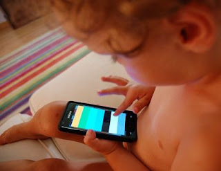 algoritmo riconosce se un bambino sta usando uno smartphone. nuovo algoritmo è in grado di riconoscere se un bambino sta usando uno smartphone.