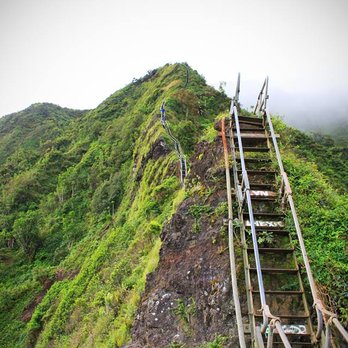 บันไดทางเดินบนยอดเขา Kaneohe, Hawaii Stairs