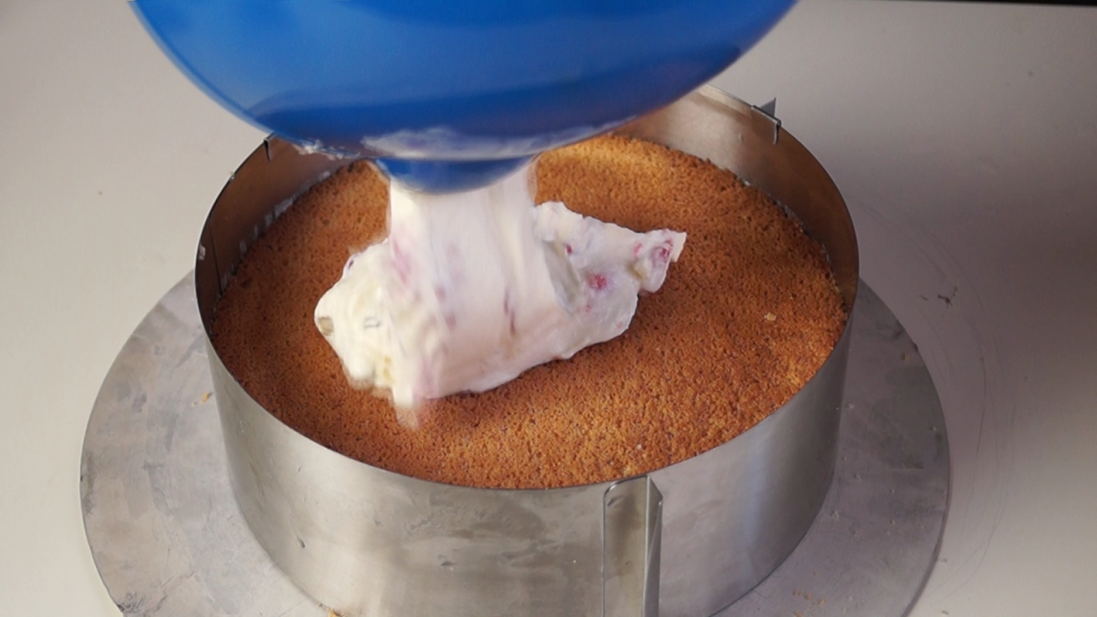 Erdbeer-Vanillejoghurt-Torte mit Amicelli-Rand