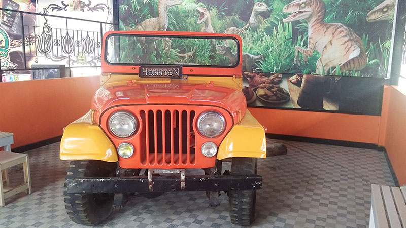 Mobil Jeep di Rumah Hobbit Tulungagung Mobil Jeep di Rumah Hobbit Tulungagung