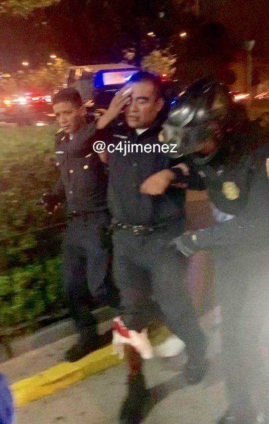 MÉXICO: Al ser detenido LADRÓN APUÑALA A 8 AGENTES DE POLICIA C42