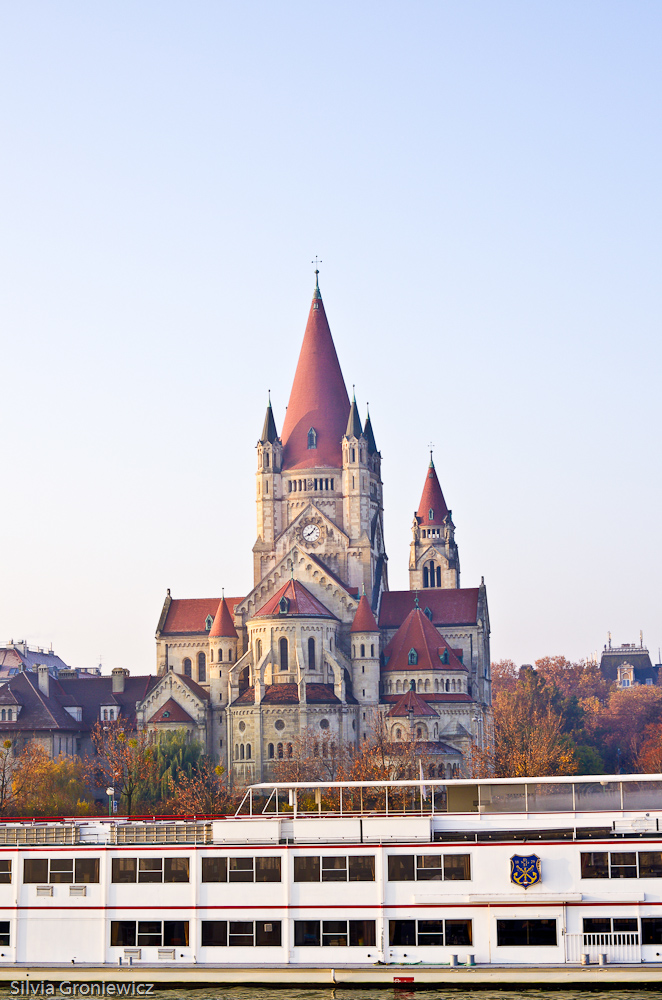 Österreich: Auf der Donau durch Wien mit der MS Nestroy ~ Unterwegs in