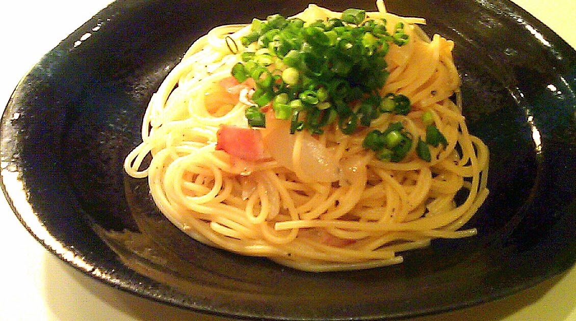 真夜中のパスタ ＊ ベーコンと新玉ねぎのあっさりロングパスタ