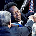 Pelé desmaia, é hospitalizado no Brasil e cancela viagem a Londres